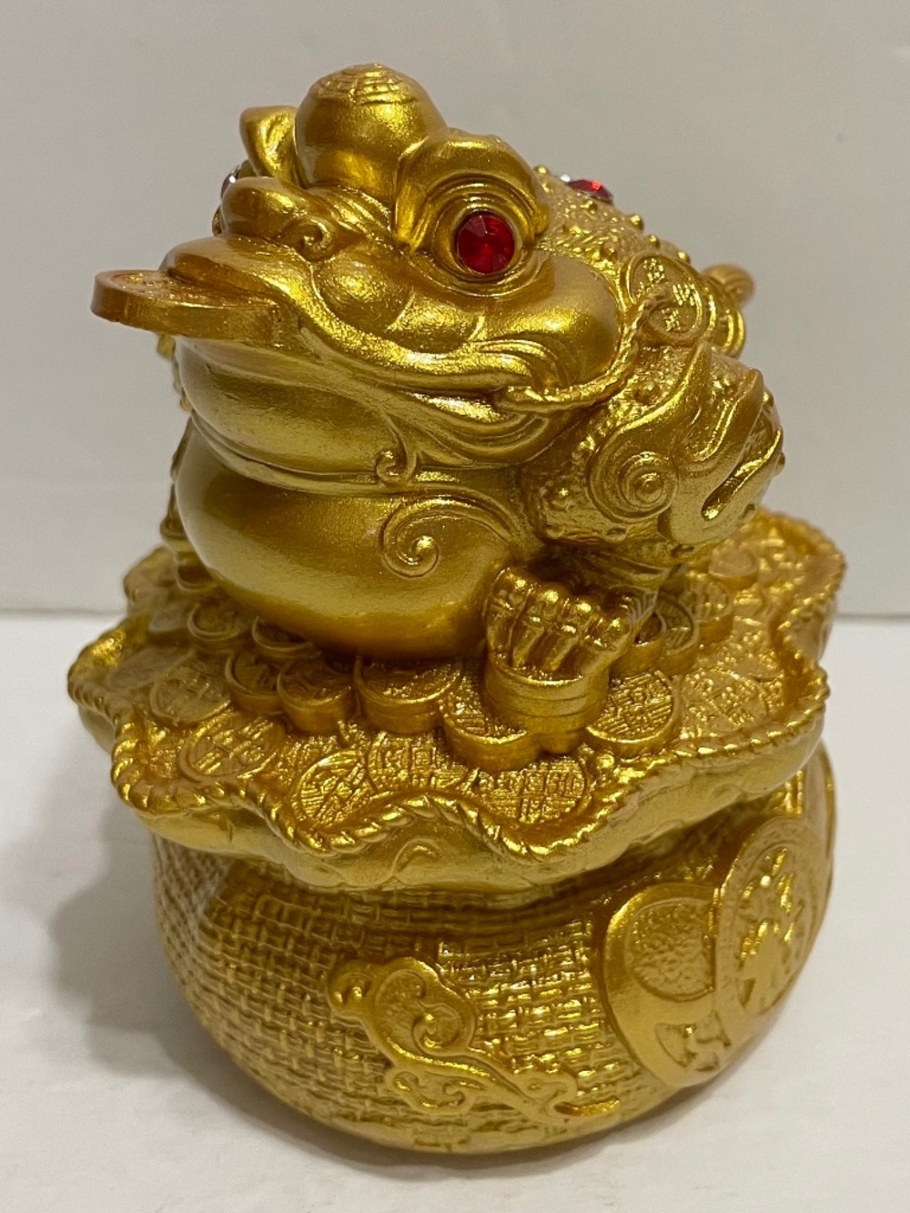 4″ x 3.5″ x 3.5″ GOLD MONEY TOAD W/ ‘RUBY’ COLORED ACCENTS ON TREASURE BAG BASE